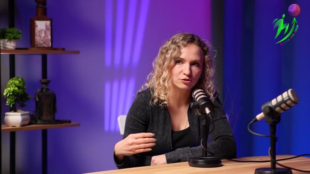 Александра Кузнецова в студии подкаста